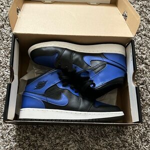 Air Jordan 1 Mid (GS) ‘Hyper Royal’